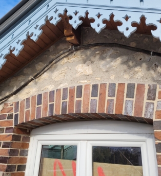 Reconstruction de linteau en brique à l'identique, avec reprise de maçonnerie en pierre apparente à Chartres