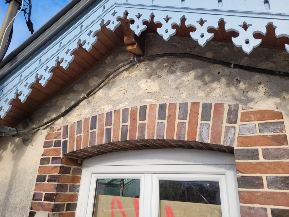 Reconstruction de linteau en brique à l'identique, avec reprise de maçonnerie en pierre apparente à Chartres