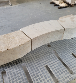 Linteau cintré en pierre de Beauce finition à l'ancienne