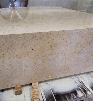 Bloc de pierre en cours de sciage