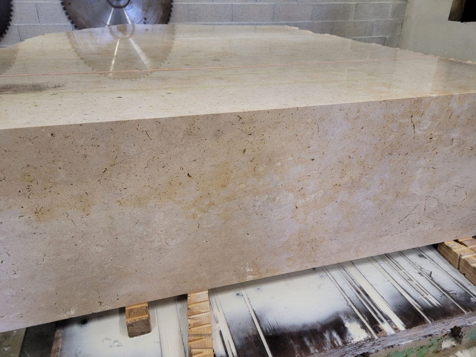 Bloc de pierre en cours de sciage