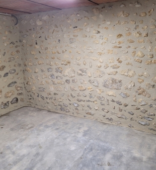 Réfection de mur de cave en mortier de chaux naturelle pour pierre apparente