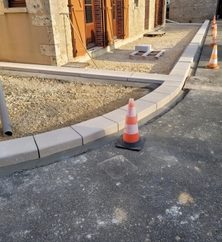 Aménagement de bordures et caniveaux en pierre naturelle à Prunay le Gillon