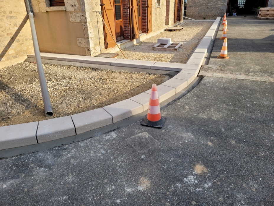 Aménagement de bordures et caniveaux en pierre naturelle à Prunay le Gillon