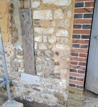 Reconstruction d'assise en maçonnerie de pierre pour poteau en bois remplacé et réhaussé à Chartres