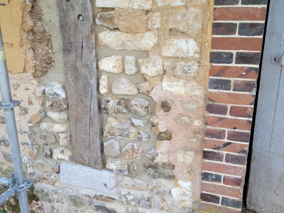 Reconstruction d'assise en maçonnerie de pierre pour poteau en bois remplacé et réhaussé à Chartres