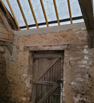 Reconstruction de maçonnerie en pierre silex au mortier de chaux suite au remplacement de pièce de charpente à Lèves