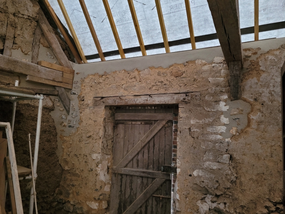 Reconstruction de maçonnerie en pierre silex au mortier de chaux suite au remplacement de pièce de charpente à Lèves