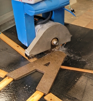 Notre centre d'usinage numérique en cours de découpe