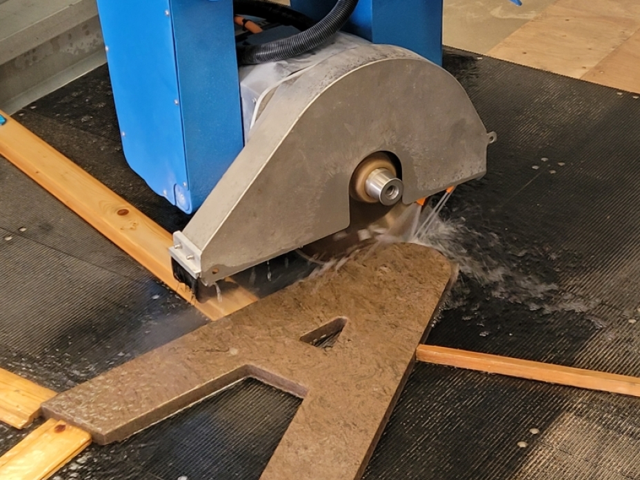 Notre centre d'usinage numérique en cours de découpe