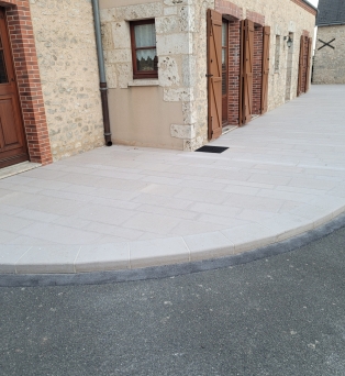 Terrasse en pierre naturelle de bourgogne ingélive finition antidérapant