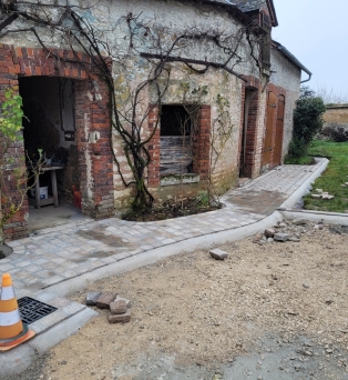 Aménagement de cours en pavés de grès, mise en place de réseau d'eau pluviale et assainissement