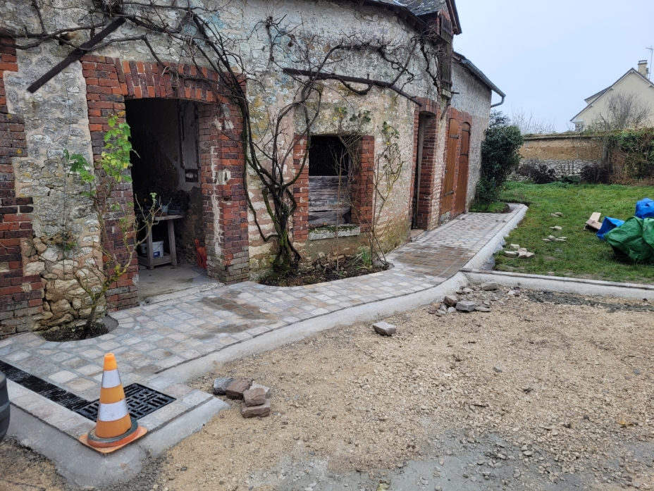 Aménagement de cours en pavés de grès, mise en place de réseau d'eau pluviale et assainissement
