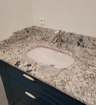 Plan de travail de salle de bain en granit Alaska avec crédence aspect à l'ancienne à Voves