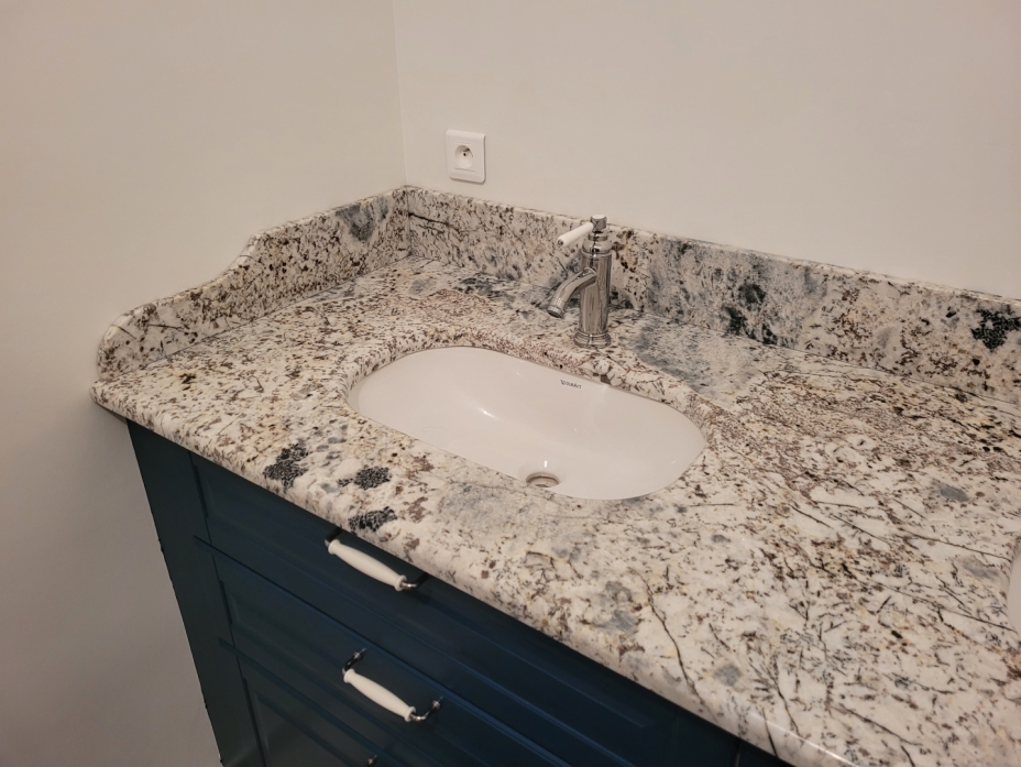 Plan de travail de salle de bain en granit Alaska avec crédence aspect à l'ancienne à Voves