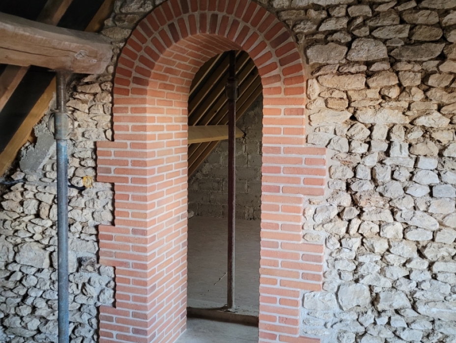 Percement de mur en pierre et création d'une arche en briques vieillies à Francourville