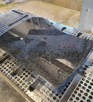 Polissage de pierre tombale en granit
