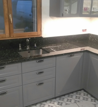 Plan de travail de cuisine en granit Nordlys en Eure et Loir