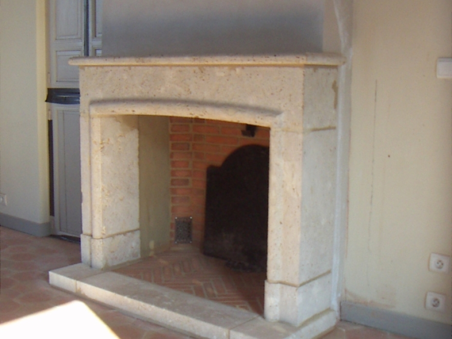 Cheminée à l'ancienne en pierre de Berchères et briques vieiilies sur mesures à Berchères les pierres