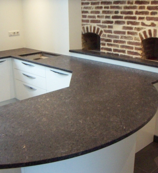 Plan de travail de cuisine en granit grey "croco" à Poisvilliers