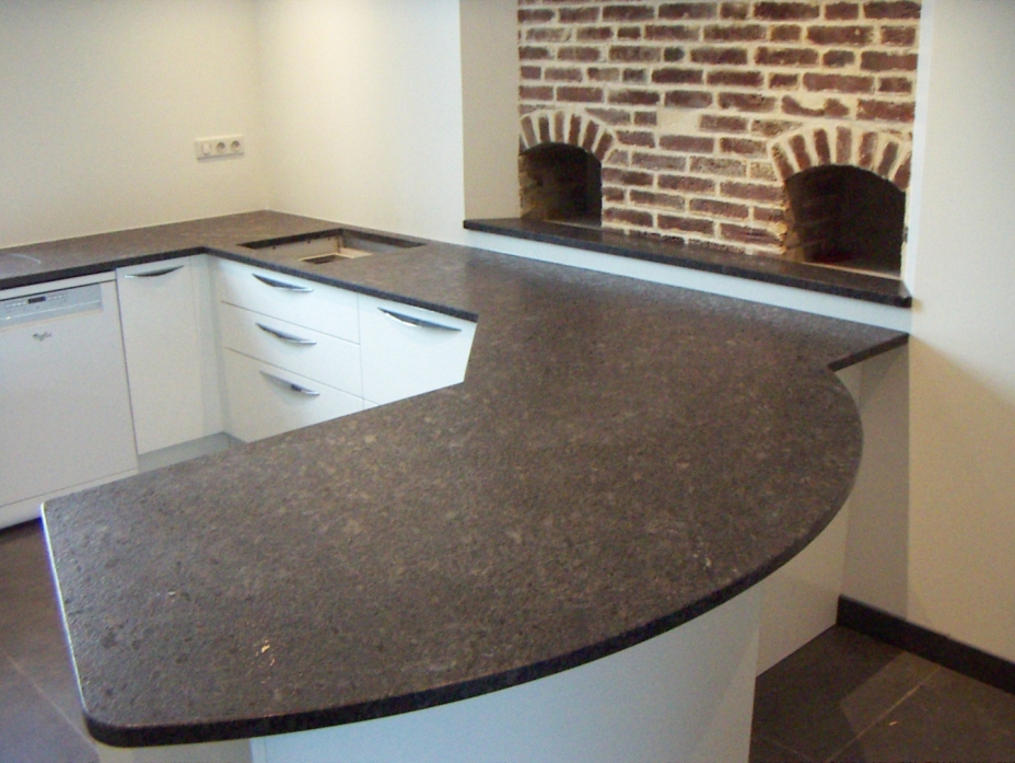 Plan de travail de cuisine en granit grey "croco" à Poisvilliers